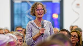 Auch Zuschauerin Eva Witt hatte eine Frage ans Podium.