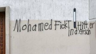 Die Schmiererei neben dem Portal der Kirche Mariä Verkündigung.