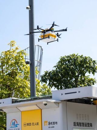 Eine Drohne liefert den am Automat bestellten Kaffee.