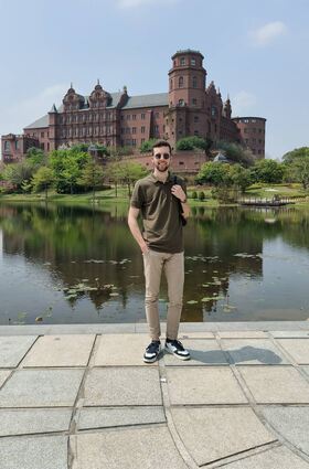 Der Mannheimer Student Jonathan Decker vor dem nachgebauten Schloss Heidelberg – mitten in China.