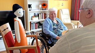 Die Bewohnerinnen des Seniorenzentrums Rheinauer Tor Irene Müller (M.) und Anna Hilbert (r.) unterhalten sich mit dem sozialen Roboter Oskar.