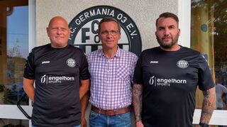 Germania-Chef Bernd Hoffmann mit dem neuen Trainer-Duo Frank Hoffmann (links) und Christian Senger (rechts).