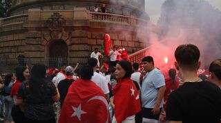 Mit Bengalos und Raketen feiern die türkischen Fans den Sieg des EM-Auftaktspiels in der Mannheimer Innenstadt.