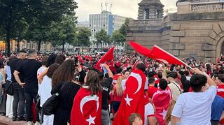 Hunderte Fans feiern den Sieg der Türkei am Mannheimer Wasserturm.