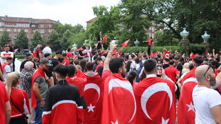 Feiernde Fans nach dem ersten EM-Türkei-Spiel in Mannheim.