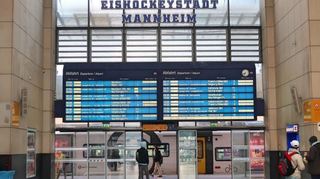 Der RE 10 verbindet unter anderem den Mannheimer Hauptbahnhof (im Bild) mit Heidelberg.