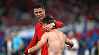 Superstar und Siegtorschütze unter sich: Portugals Cristiano Ronaldo (l) und Francisco Conceição umarmen sich nach dem Sieg über Tschechien.