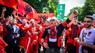 Frenetische Unterstützung, wie hier von albanischen Fans in Hamburg, machen deutlich: Es scheint mehrere Heimteams zu geben.