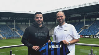Der SVW-Neuzugang Rico Benatelli (rechts) mit Anthony Loviso (links) bei seiner Verstragsunterzeichnung.