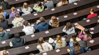 Viele Abiturienten entscheiden sich nach der Schule für die Uni. In der Region wirbt ein neues Angebot für eine Kombination aus Lehrstelle und Studium.