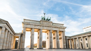 Das Brandenburger Tor, wird zur EM von einem riesigen Fußballtor eingerahmt, das gleichzeitig als Bildschirm dient.