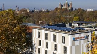 Gelungene Kooperation: Die Photovoltaikanlage auf dem Gründach hat die Speyerer Jugendherberge von den Stadtwerken Speyer gepachtet.