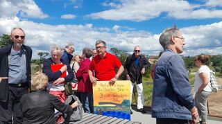 Mitglieder der neuen BI beim Treff auf dem Panoramasteg: Thomas Steitz (ML, mit Schild), dahinter rechts Altstadtrat Ulrich Schaefer.
