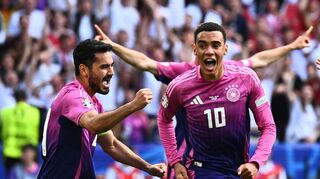 Torschütze Jamal Musiala (r) und Vorbereiter Ilkay Gündogan (l) feiern das Tor zur 1:0-Führung.
