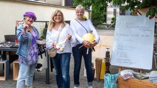 Die Gastgeberinnen Erika Habel (v.r.) und Kerstin Hüter verkaufen neben allerlei Flohmarkt-Gegenständen auch selbstgepflückte Kirschen.