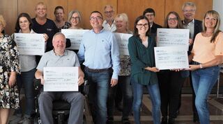 Große Freude im Stadthaus: Mitglieder der mit Spenden bedachten Vereine, der Volksbühne und der Stadtverwaltung.