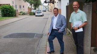 Die Gehweg-Sicherung nützt oft nichts: Bürgermeister Achim Weitz (l.) und sein Bauamtsleiter Jürgen Beck beim Ortstermin in der Lissenstraße.