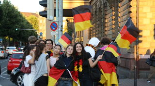 Gut gelaunte Deutschland-Fans nach dem EM-Spiel gegen Ungarn in Mannheim.