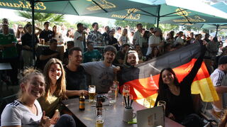 Fußballschauen in einem Mannheimer Biergarten auf dem Alten Meßplatz beim EM-Gruppenspiel Deutschland-Ungarn.