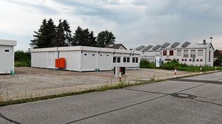 Die Container für Geflüchtete befinden sich direkt hinter der Feuerwehr. Sie wurden wegen des starken Regens überflutet.