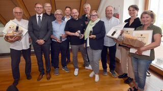 Ehrungen und Verabschiedungen im Gemeinderat: Ulf Wacker (v.l.), Bürgermeister Florian König, Walter Heilmann, Helmut Koch, Lukas Schöfer, Markus Schläfer, Stephan „Stips“ Kraus-Vierling, Gabi Kapp, Roland Kettner, Heike Dehoust und Birgit Jänicke.