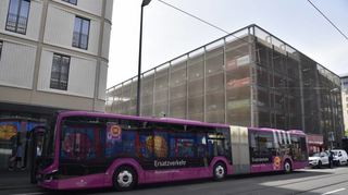 Mehr als 150 Busse hat die Deutsche Bahn eigens für den Schienenersatzverkehr entlang der Riedbahn angeschafft. Zu erkennen sind sie an der purpurnen Farbe.
