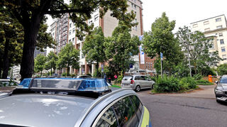 Ein Polizeiauto steht vor dem Mannheimer Theresienkrankenhaus.