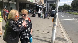 Elfi Meyer und Passantin Joana Gräf im Gespräch.