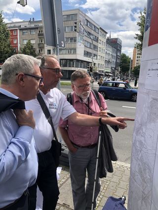 Thorsten Riehle, Klaus G. Wolff und Karlheinz Schneider werfen einen Blick auf den Plan mit barrierefreien Ampeln im Stadtgebiet. Das sind sehr wenige.