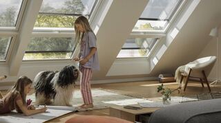 Hitzeschutz-Markisen verhindern, dass sich Dachgeschosse im Sommer zu sehr aufheizen. In der Ausführung mit transparentem Stoff bleibt der Raum hell und der Ausblick aus dem Fenster weiter möglich.