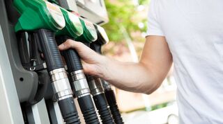 Die Tankkosten für ein Auto mit Benzinmotor liegen im Schnitt höher als die Ladekosten eines E-Autos.