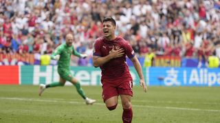Serbiens Luka Jovic jubelt nach dem späten Kopfballtor zum 1:1 gegen die slowenische
