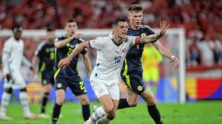 Herz und Kopf des Schweizer EM-Teams: Granit Xhaka (Mitte) gibt sogar Kommandos, während er den Ball führt.