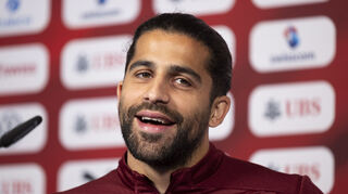 Der Schweizer Nationalspieler Ricardo Rodriguez beantwortet Fragen während einer Pressekonferenz in Stuttgart.