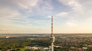 Wer schwindelfrei ist, kann vom rund 216 Meter hohen Stuttgarter Fernsehturm aus ein einmaliges Panorama genießen.