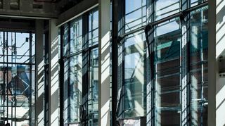 Die Fassade ist geschlossen, der Innenausbau und die Technische Gebäudeausstattung laufen: Blick in den neuen Saal, der gerade auf dem Dach entsteht.
