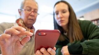 Es gibt Angebote, bei denen jüngere Menschen den älteren Funktionen von Smartphones zeigen und beibringen.