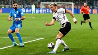 Hat bei der EM bisher noch nicht gespielt: Nico Schlotterbeck (rechts).