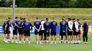 Beim Training alle mit dabei, doch welche Rolle bekommen die bisherigen Ersatzspieler im weiteren Verlauf der EM: Deutsche Nationalmannschaft plus Trainerteam und Reservespieler.