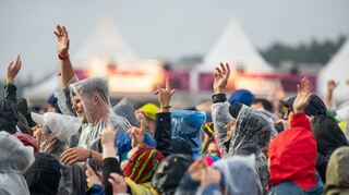 Gummistiefel und Regenponcho Pflicht: Fans beim Southside-Festival in Neuhausen.