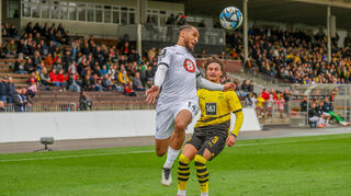 Der SV Waldhof, hier mit Kevin Goden (links), musste sich in der abgelaufenen Saison auch mit der Reserve von Champions-League-Finalist Borussia Dortmund auseinandersetzen.