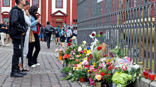 Die alten Blumen in Erinnerung an den bei einem Messerangriff getöteten Polizisten Rouven Laur auf dem Mannheimer Marktplatz wurden weggeräumt. Blumen und Kerzen dürfen jetzt am Brunnen auf dem Marktplatz abgelegt werden.