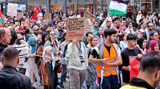 Der Demozug von Free Palenstine zieht am Samstag durch die Mannheimer Innenstadt.