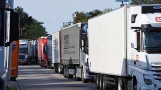 Voll geparkte Spuren, überfüllte Stellplätze: An den Autobahnen und Bundesstraßen sind Lkw-Parkplätze Mangelware wie hier an der Autobahn 5 bei Karlsruhe.