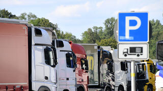 Lastwagen stehen an der Autobahn 5 bei Karlsruhe auf einem Rastplatz auf Lkw Parkplätzen.