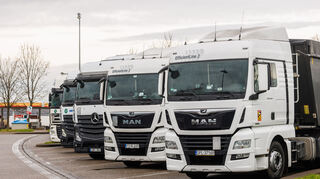 Lastwagen stehen auch an Wochenende und Feiertagen auf der Raststätte Breisgau nahe Freiburg.