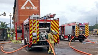 Drei Drehleitern, neun Löschfahrzeuge: Großübung der gesamten Mannheimer Feuerwehr auf dem Friedrichsfelder Friatec-Gelände.