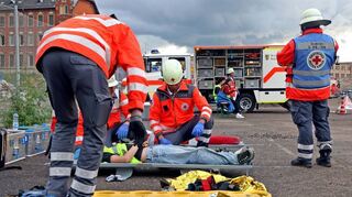 Ehrenamtliche vom Deutschen Roten Kreuz und den Johannitern bauten einen Behandlungsplatz auf.