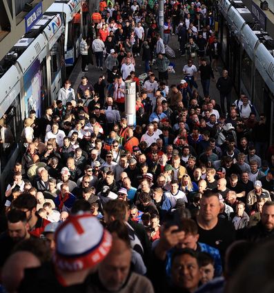 Dichtes Gedränge: Englische und serbische Fans kommen am Gelsenkirchener Stadion an.