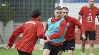 Gianluca Korte (blaues Leibchen) bei seinem ersten Training beim VfR Mannheim.